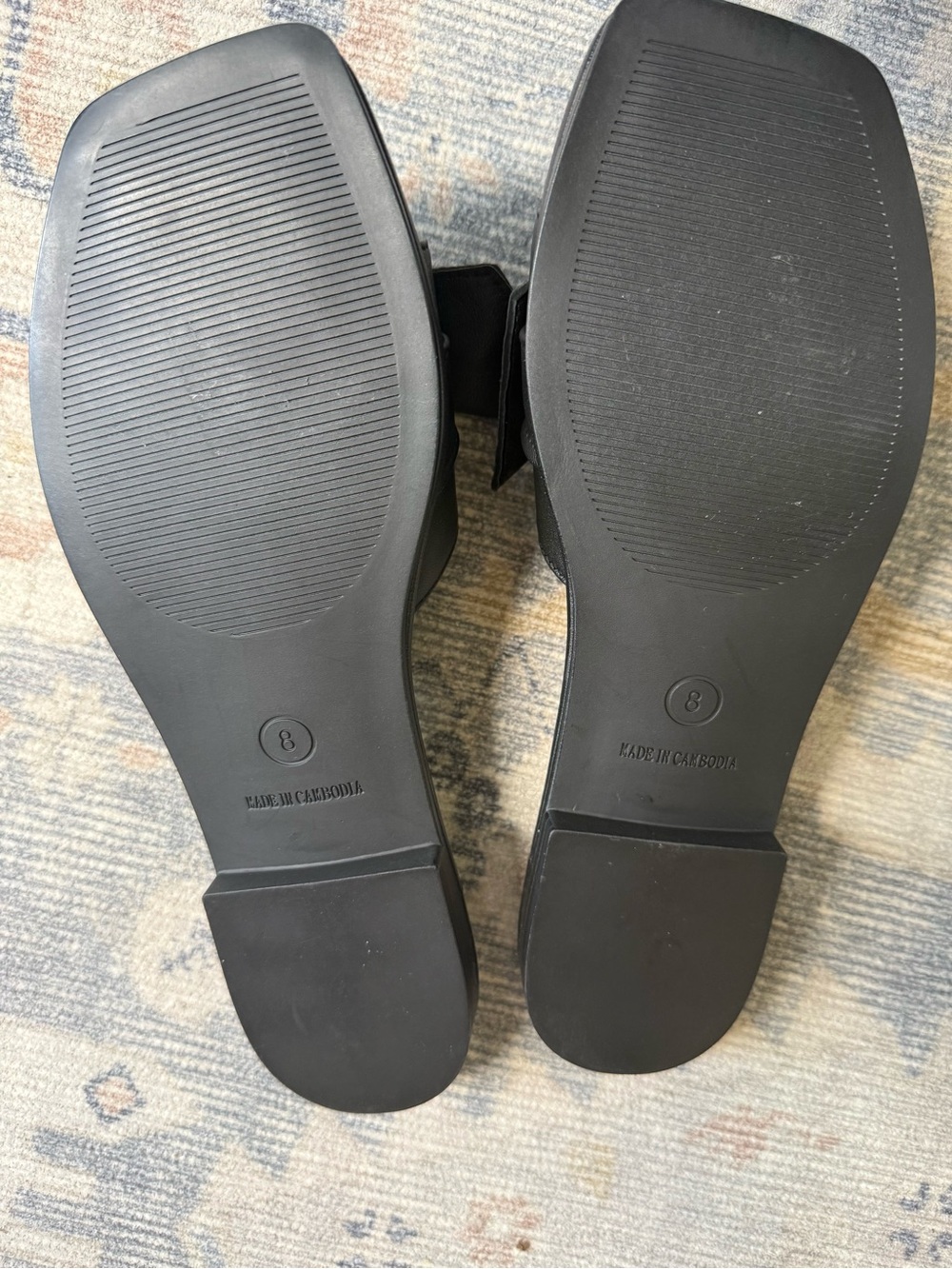 NWOT Steve Madden Tatum slide bow sandal in black leather. Size 8 - Picture 3 of 5
